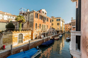 Sartor Apartment with Canal View and Private Court